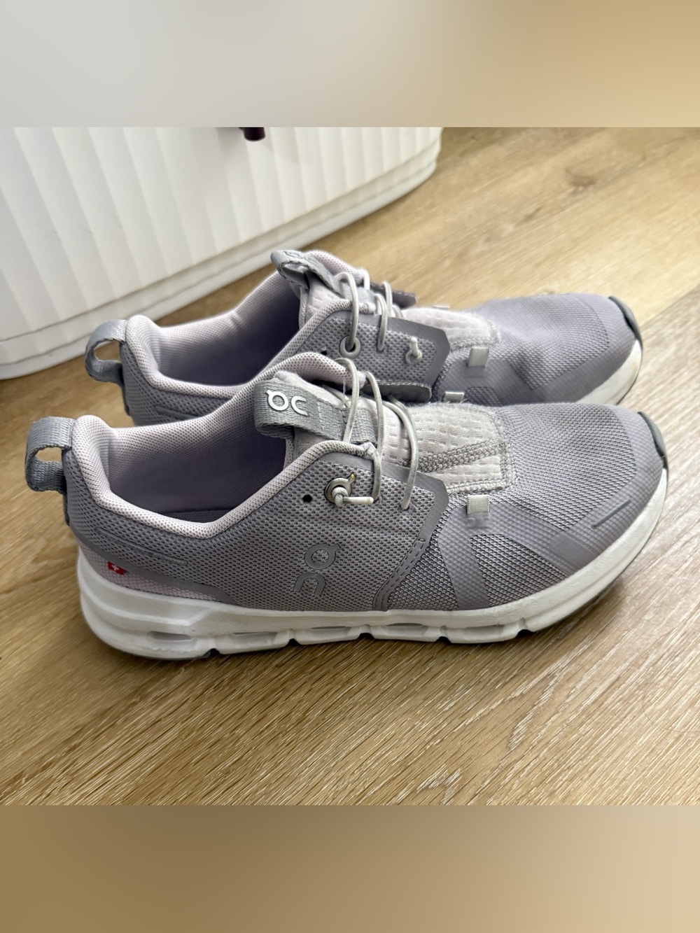 On Running Cloud Kids Girls Gray & White Sneakers Size 4